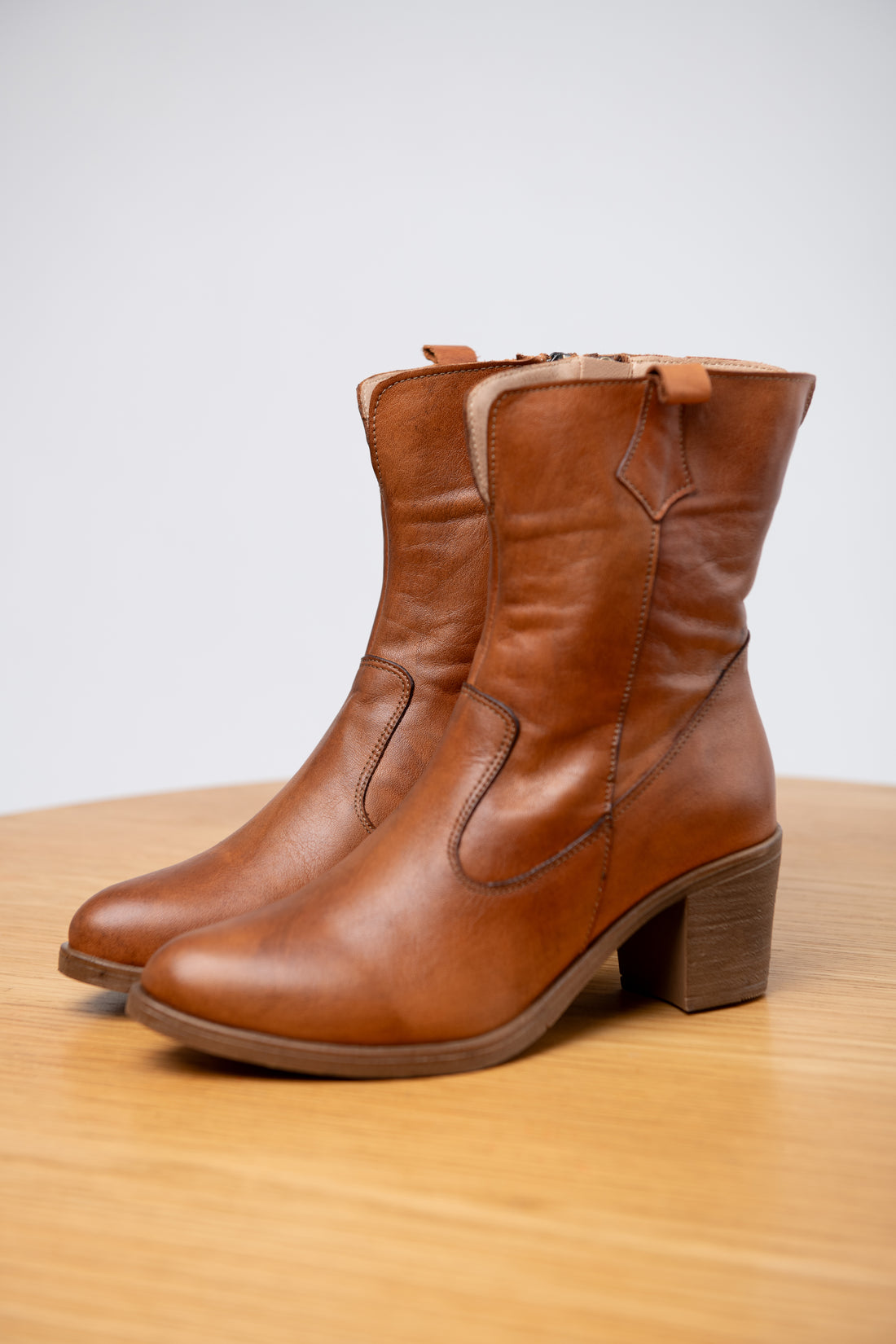 מגפון עור עם עקב רקפת